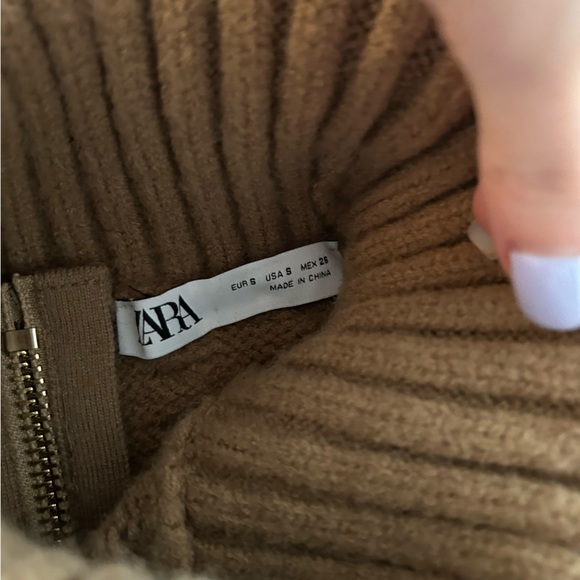 ZARA TURTLE NECK SWEATER VEST - Picture 3 of 3